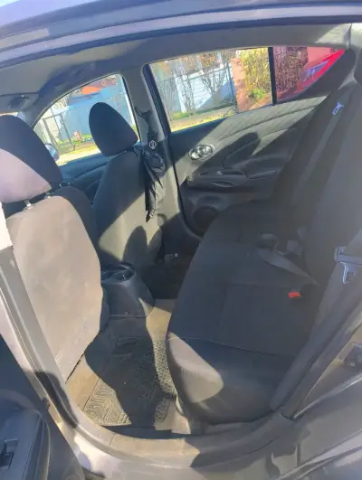 Auto Nissan Versa en buen estado - miniatura 3