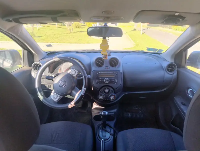 Auto Nissan Versa en buen estado - 4