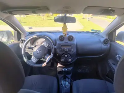 Auto Nissan Versa en buen estado - miniatura 4