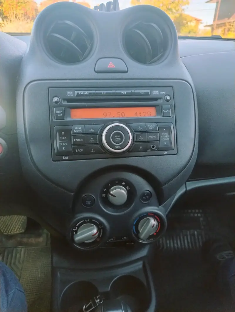 Auto Nissan Versa en buen estado - 6