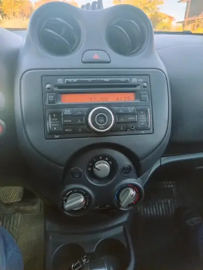 Auto Nissan Versa en buen estado - miniatura 6