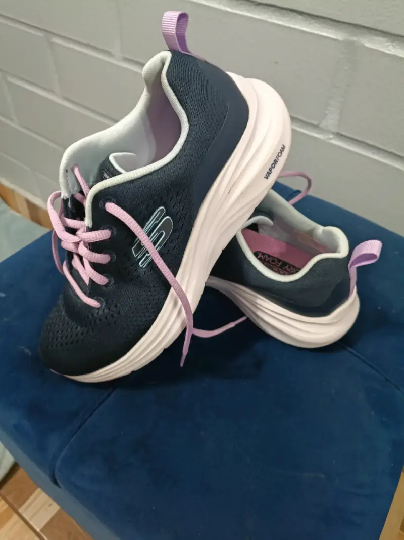 Zapatillas deportivas negras con detalles rosados - 1