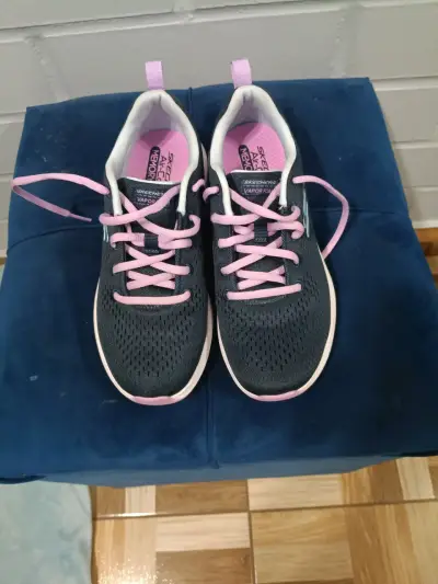 Zapatillas deportivas negras con detalles rosados - miniatura 2