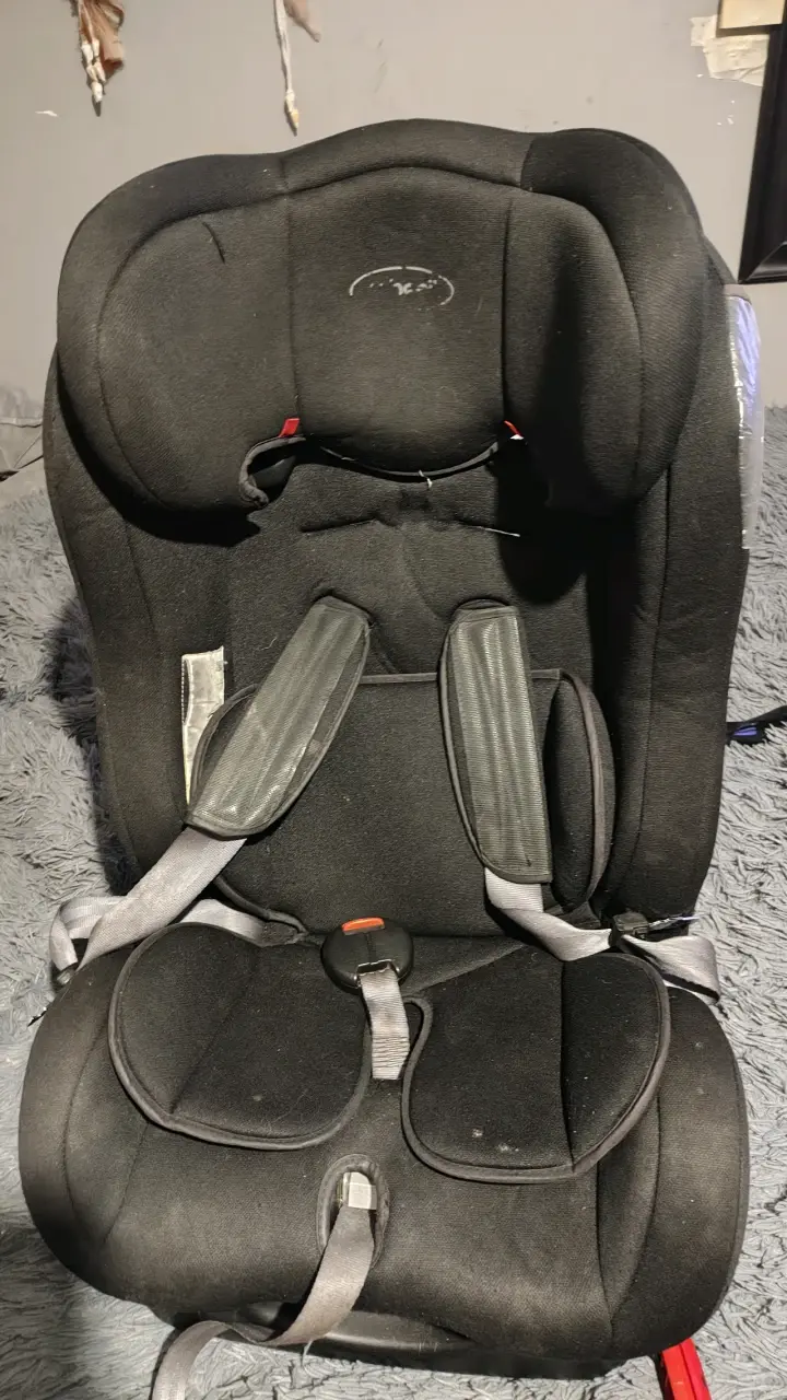 Silla de auto para bebé negra con arnés - 1