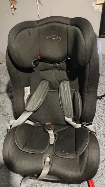 Silla de auto para bebé negra con arnés - miniatura 1
