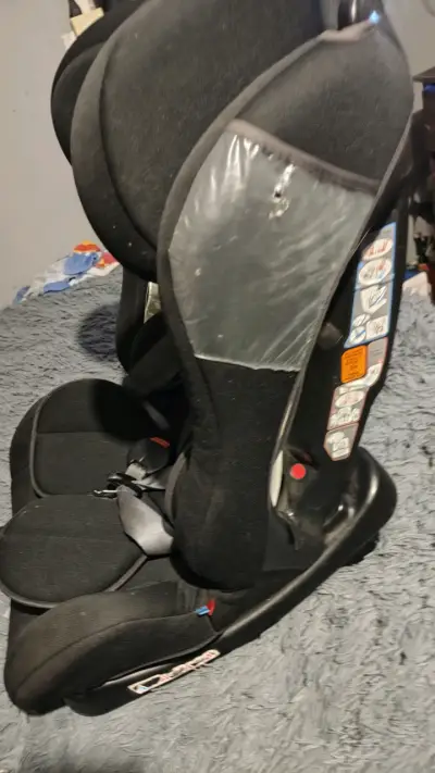 Silla de auto para bebé negra con arnés - miniatura 2