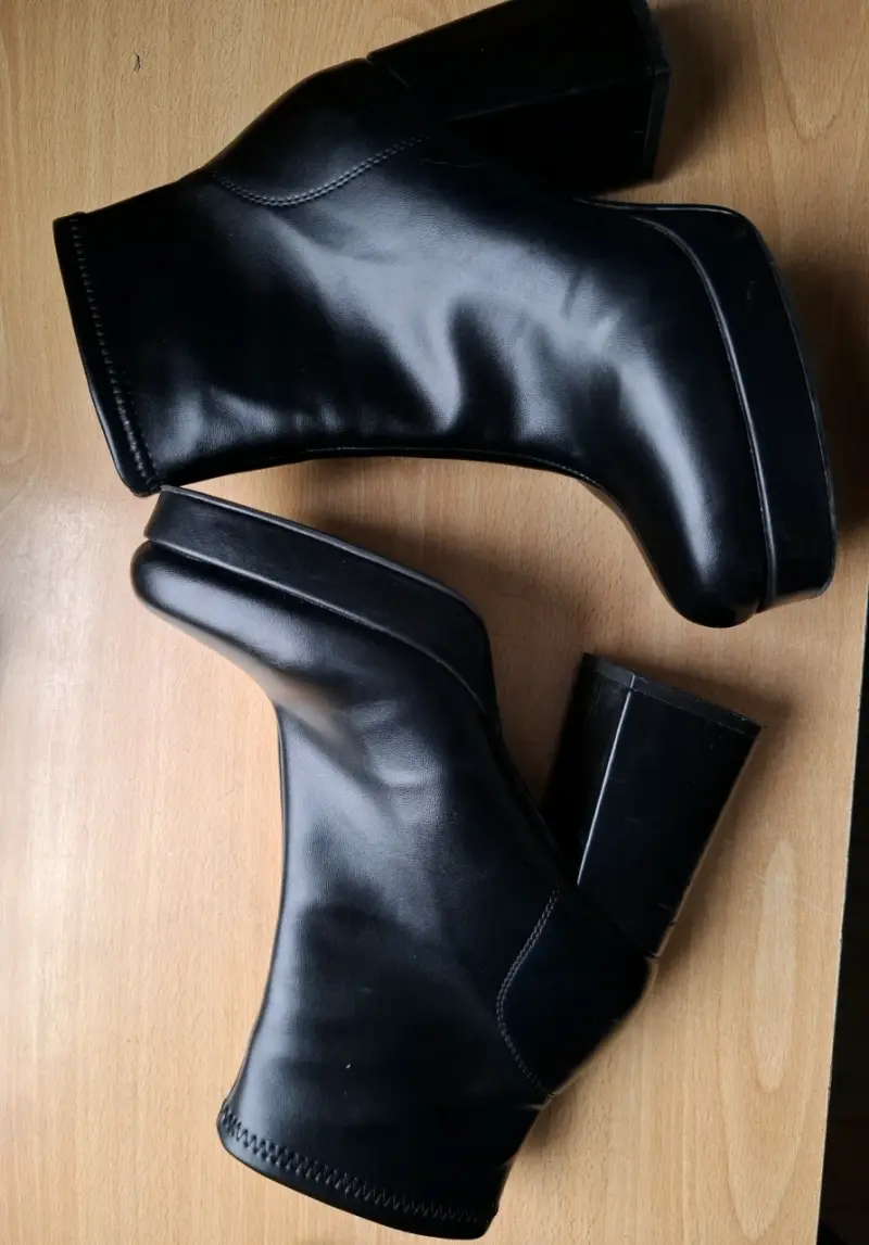 Botines de cuero negro con tacón alto - 1