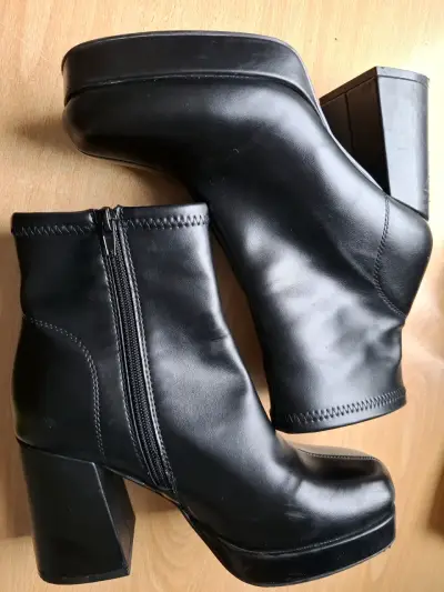 Botines de cuero negro con tacón alto - miniatura 3
