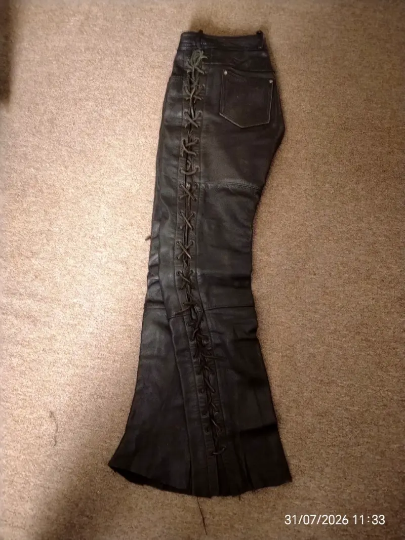 Pantalones de cuero negro con cordones laterales