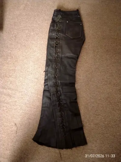 Pantalones de cuero negro con cordones laterales - miniatura 1