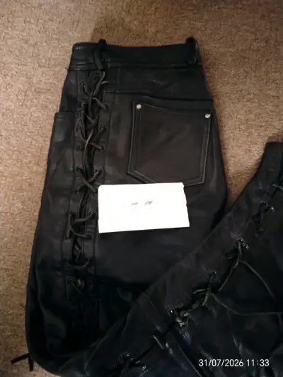 Pantalones de cuero negro con cordones laterales - miniatura 2