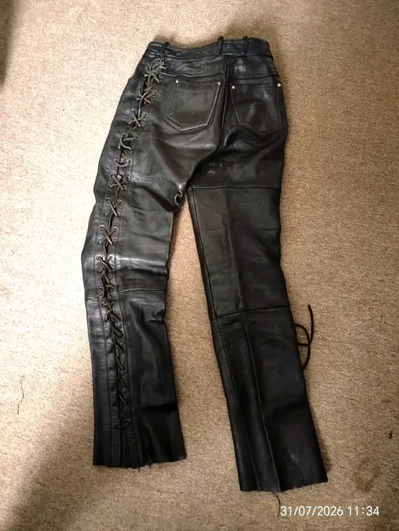 Pantalones de cuero negro con cordones laterales - 4