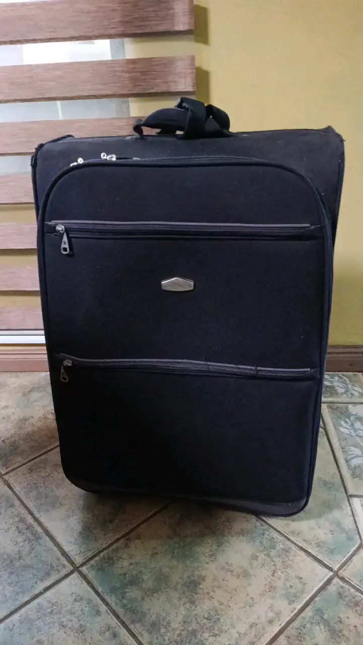 Maleta de viaje negra con ruedas