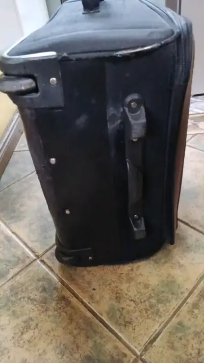 Maleta de viaje negra con ruedas - miniatura 2