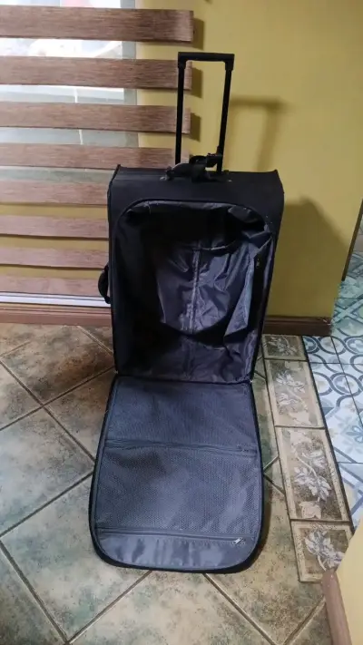 Maleta de viaje negra con ruedas - miniatura 5