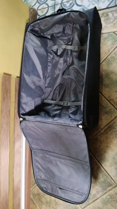 Maleta de viaje negra con ruedas - miniatura 6