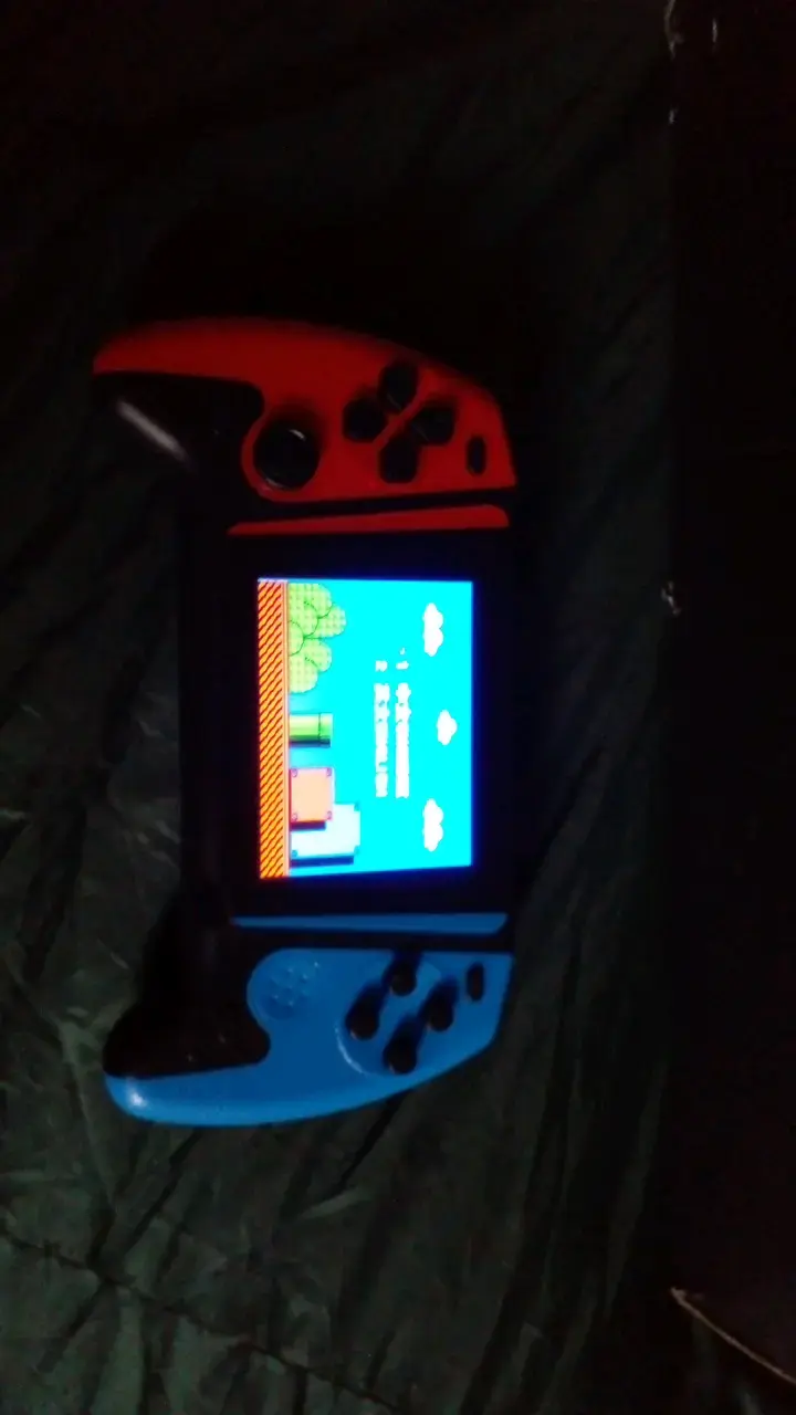 Consola portátil retro con controles rojos y azules - 1