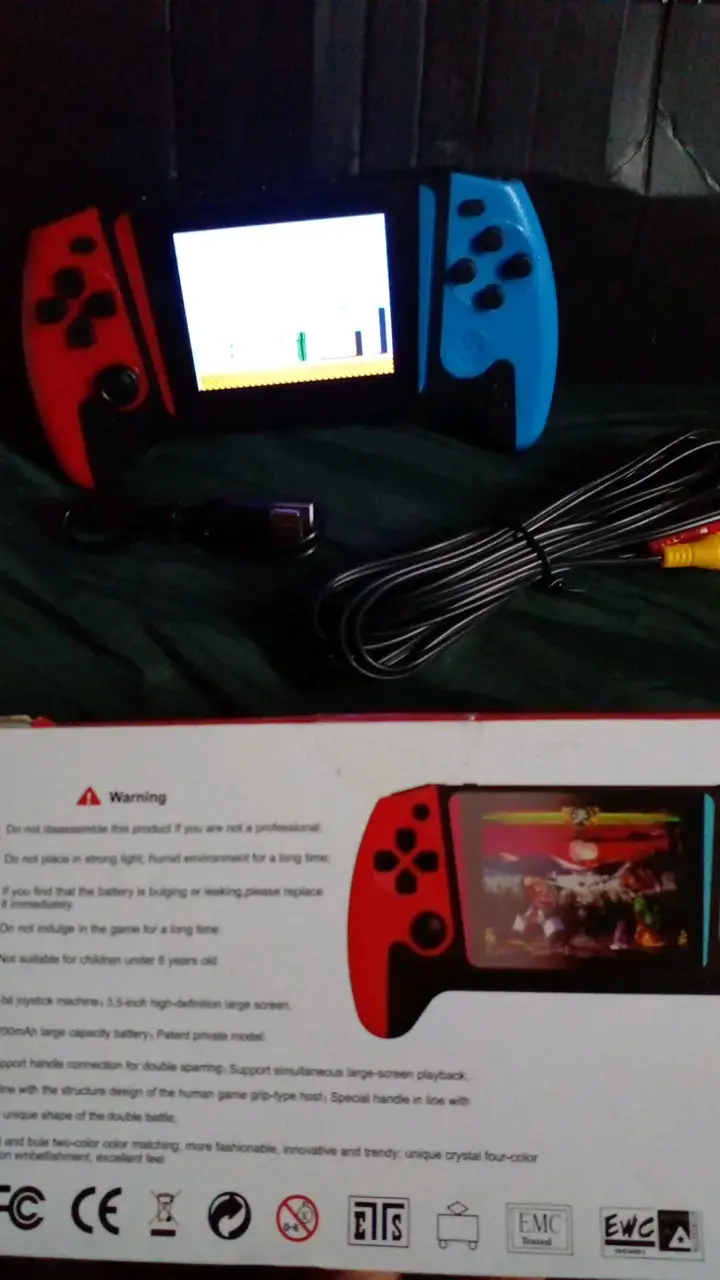 Consola portátil retro con controles rojos y azules - 2