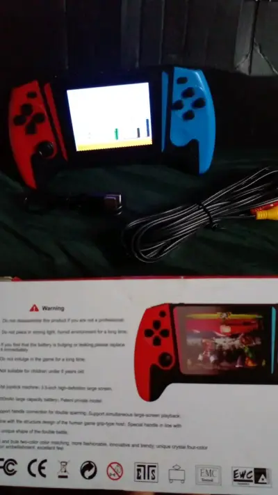 Consola portátil retro con controles rojos y azules - miniatura 2