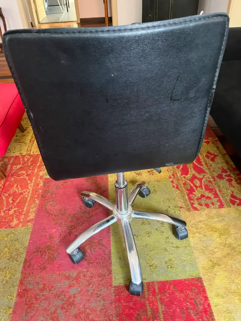 Silla de oficina giratoria negra - 1
