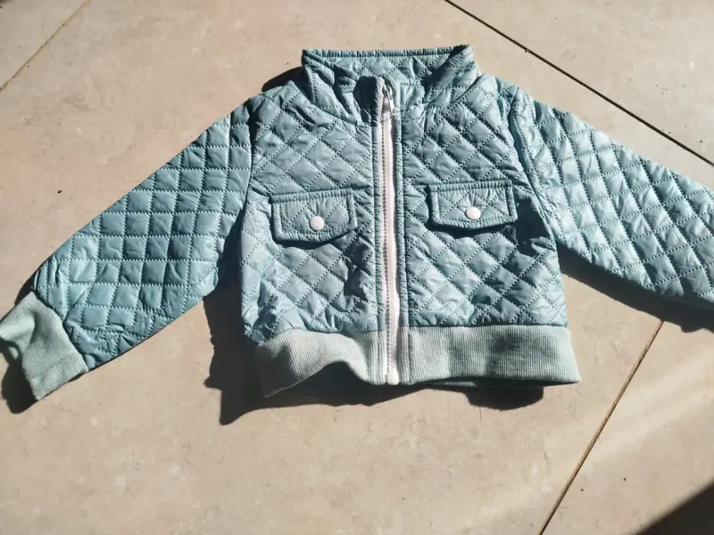Chaqueta acolchada para niño color celeste