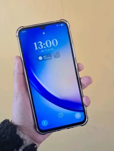 Smartphone con triple cámara trasera - miniatura 1