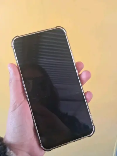 Smartphone con triple cámara trasera - miniatura 2