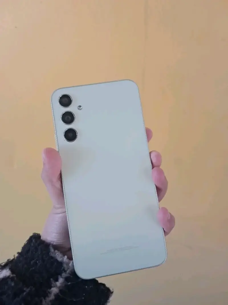 Smartphone con triple cámara trasera - 3