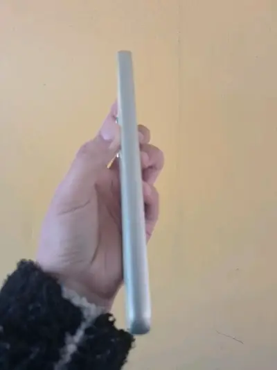 Smartphone con triple cámara trasera - miniatura 4