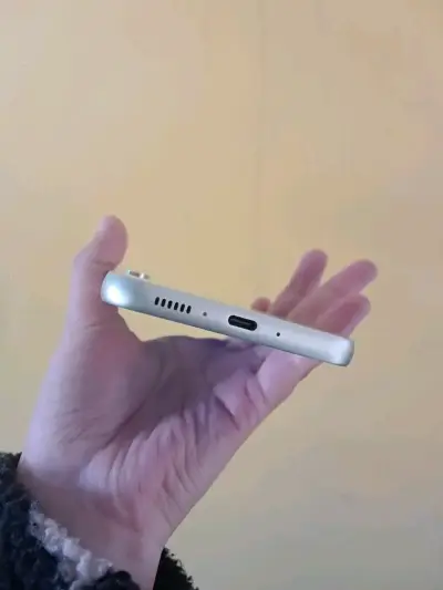 Smartphone con triple cámara trasera - miniatura 6