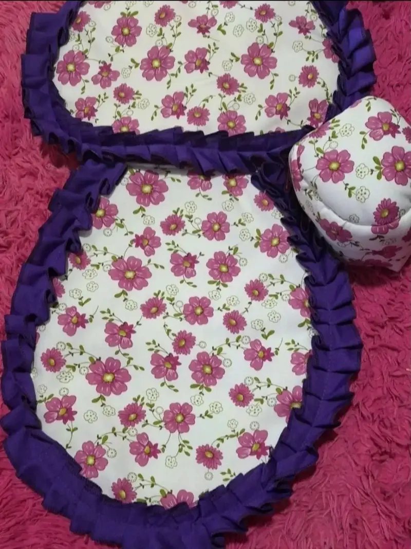 Set de baño con diseño floral y volantes