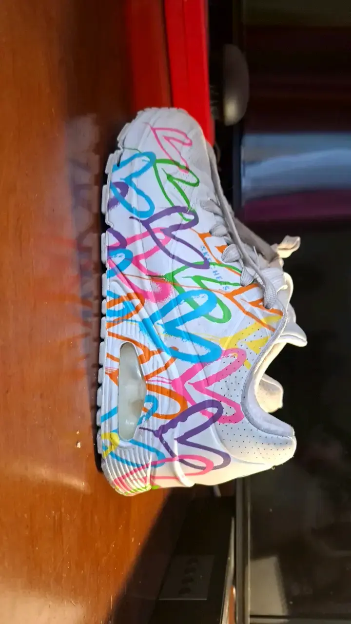 Zapatillas deportivas blancas con diseño colorido - 1