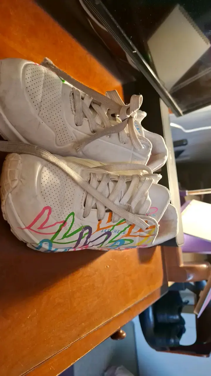 Zapatillas deportivas blancas con diseño colorido - 2