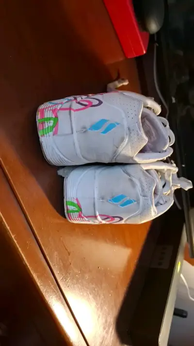 Zapatillas deportivas blancas con diseño colorido - miniatura 3