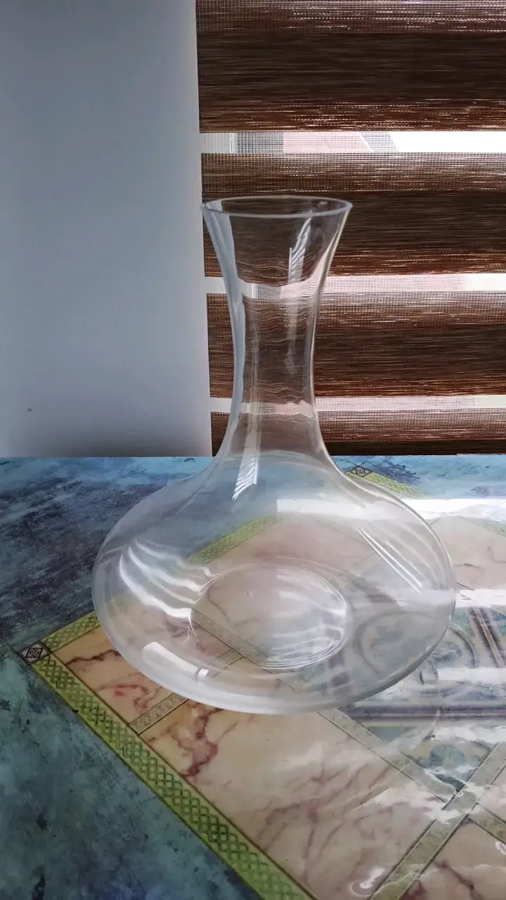 Decantador de vidrio transparente elegante