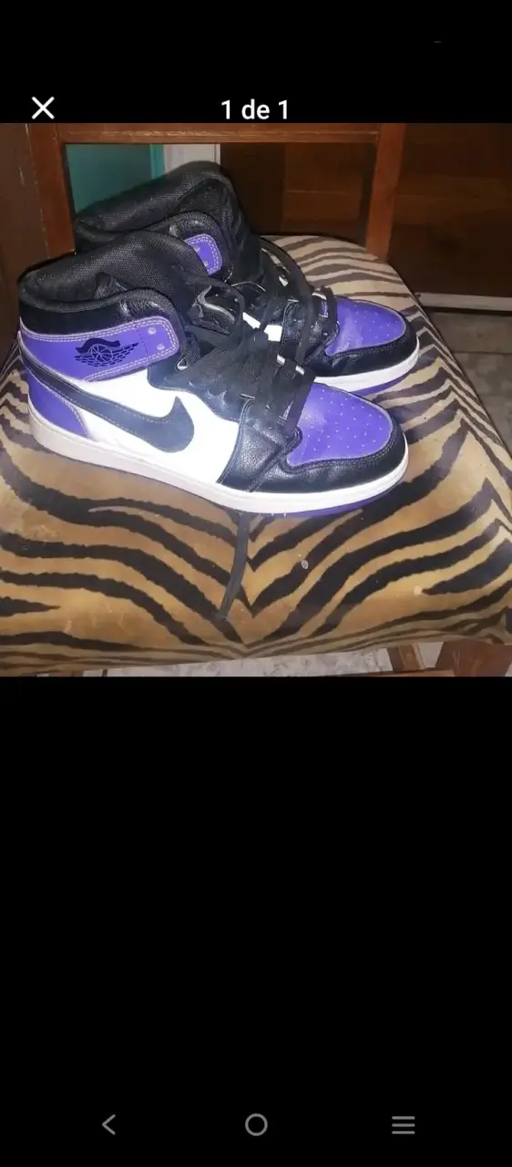 Zapatillas deportivas negras y moradas