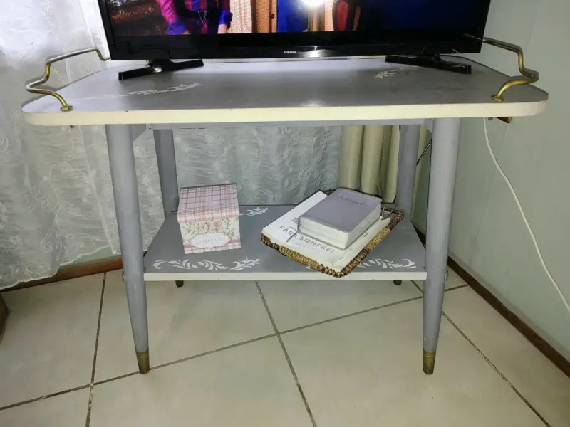 Mesa auxiliar vintage con detalles dorados