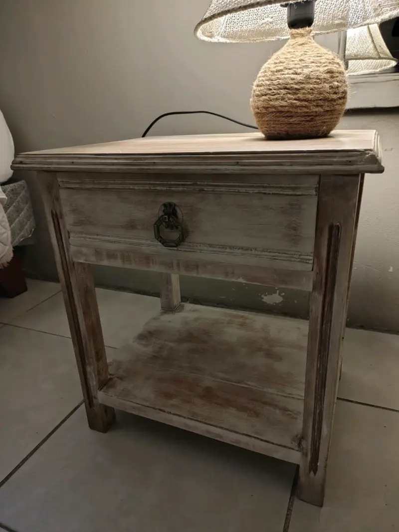 Mesa de noche rústica de madera