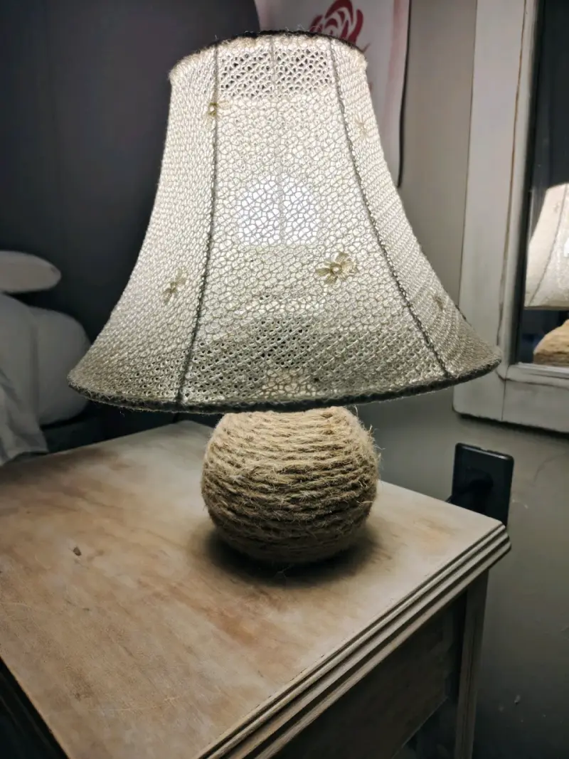 Lámpara de mesa rústica con pantalla tejida