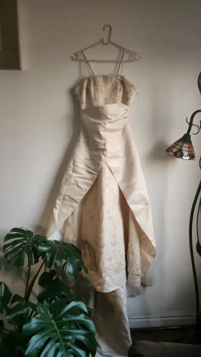 Vestido de novia marfil con encaje floral - miniatura 1