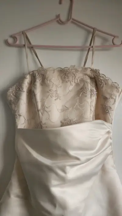 Vestido de novia marfil con encaje floral - miniatura 2