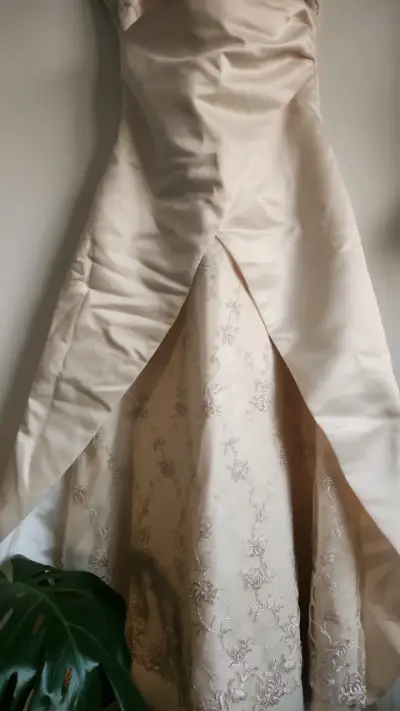 Vestido de novia marfil con encaje floral - miniatura 3