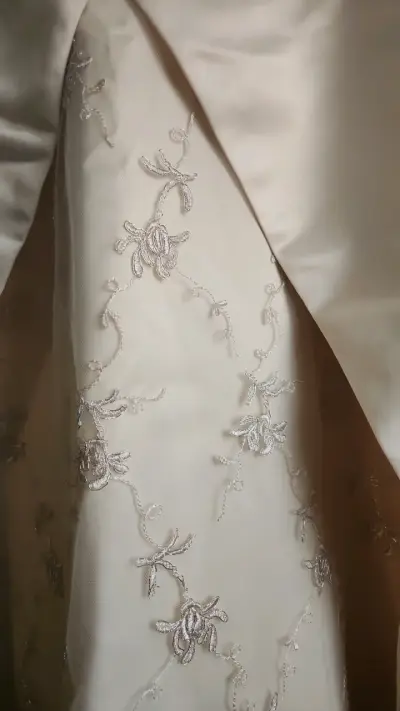 Vestido de novia marfil con encaje floral - miniatura 5