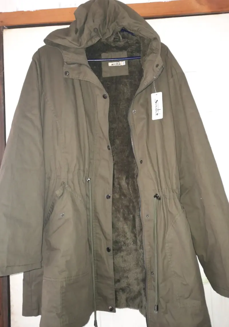 Parka verde con capucha y forro interior