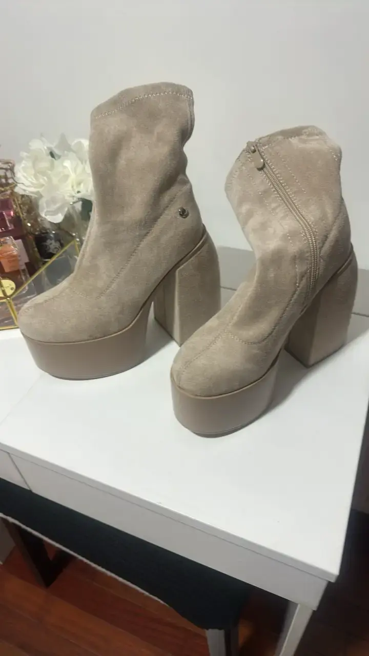 Botines de plataforma beige con cierre lateral - 1