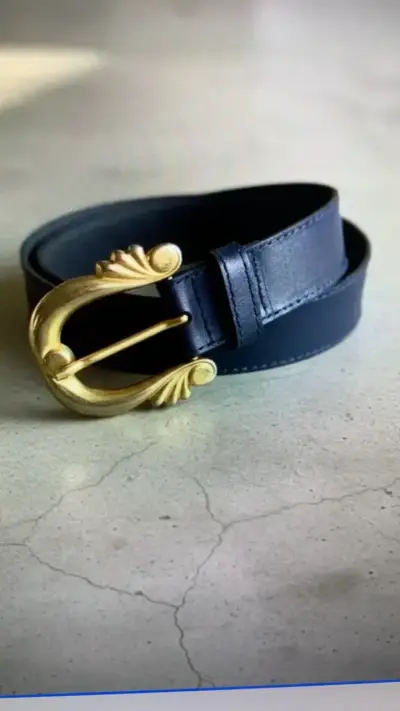 Cinturón de cuero azul con hebilla dorada small - miniatura 1