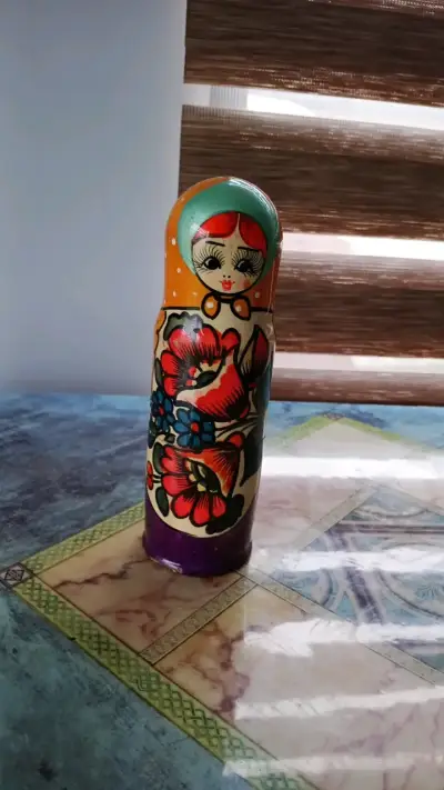 Muñeca Matrioska Rusa Pintada a Mano - miniatura 1