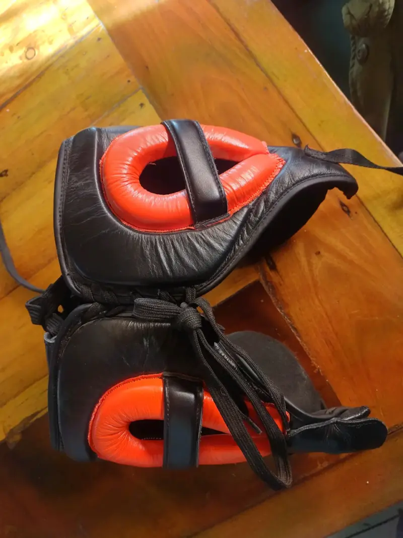 Casco de Boxeo Negro y Rojo para Entrenamiento - 2