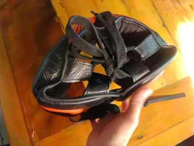 Casco de Boxeo Negro y Rojo para Entrenamiento - miniatura 3