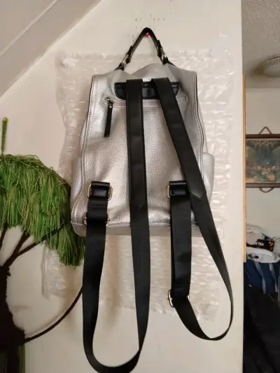 Mochila plateada de cuero Ziol con correas ajustables - miniatura 2